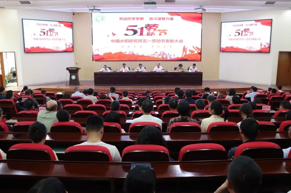 手机看片福利永久董事长陈渝阳为青年科学家颁发“托普数字农业创新奖”