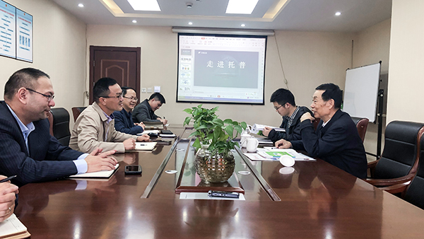 座谈会现场，陈渝阳董事长与孙院士热切交谈