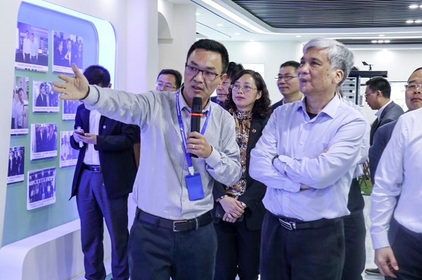 全国人大常委会副委员长丁仲礼莅临手机看片福利永久考察调研